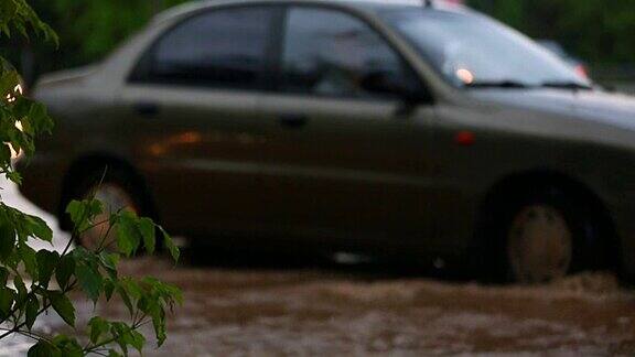 汽车在被洪水淹没的道路上行驶慢动作