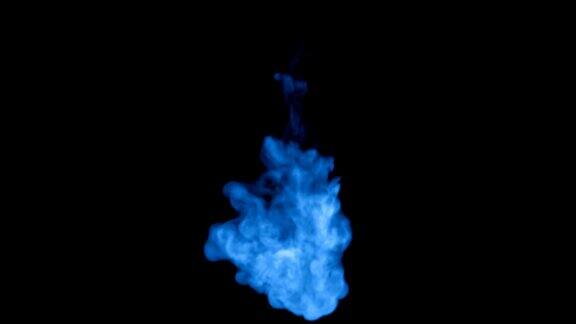在黑色背景上大量的蓝色荧光墨流从上到下膨胀溶于水作为一个alpha通道使用光磨
