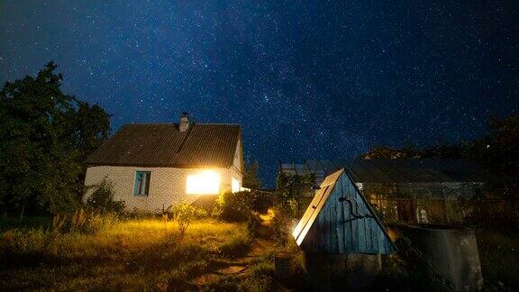 4K时间流逝-村庄房屋上方的星空