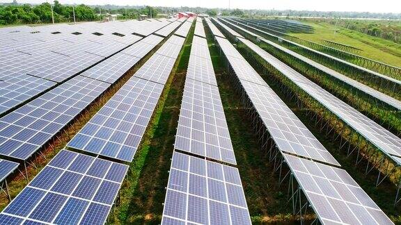 4K鸟瞰图太阳能电池板农场(太阳能电池)与阳光