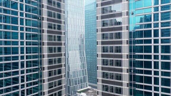 在现代城市市中心的玻璃摩天大楼之间飞行