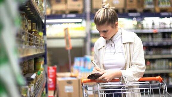 在超市买食物的年轻女子