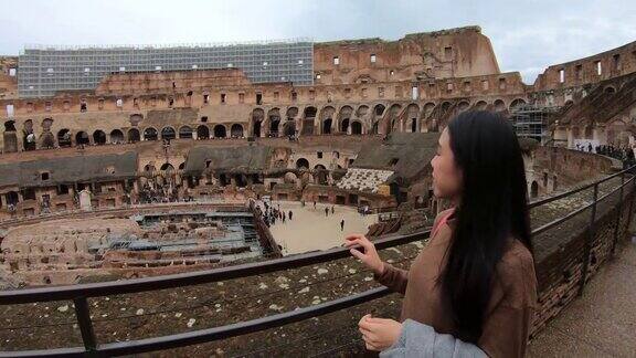 年轻女子独自在罗马斗兽场旅行