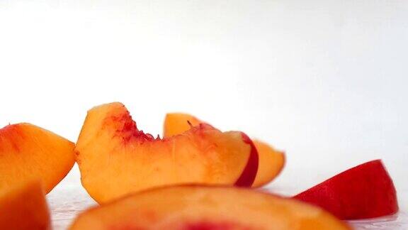 桃子片落在潮湿的表面上