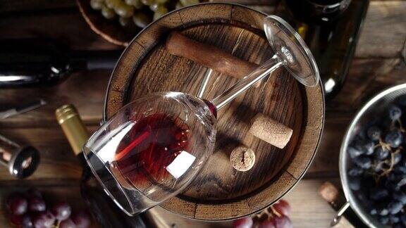 一杯红酒放在一个木桶上