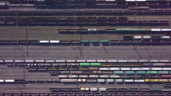 铁路分拣站鸟瞰图和铁路上的许多货车
