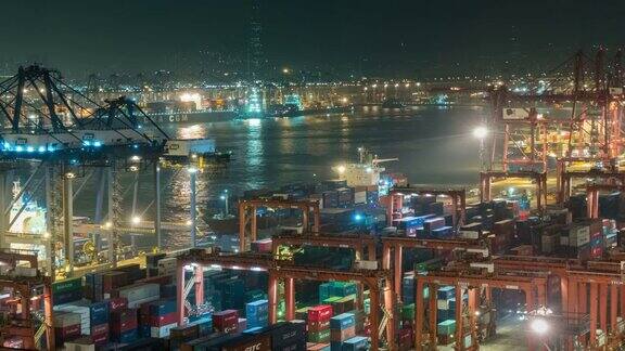 4K时间推移:拖船推集装箱船到装卸码头在晚上卸货集装箱为企业物流进出口航运或运输