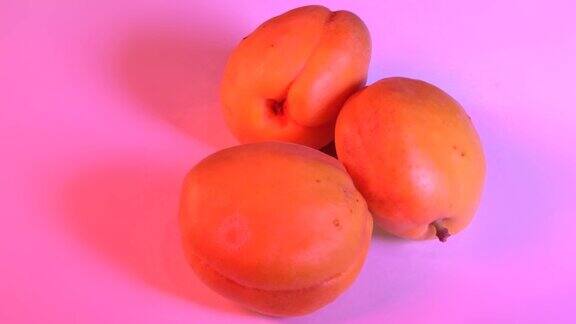 三颗成熟的金色杏子