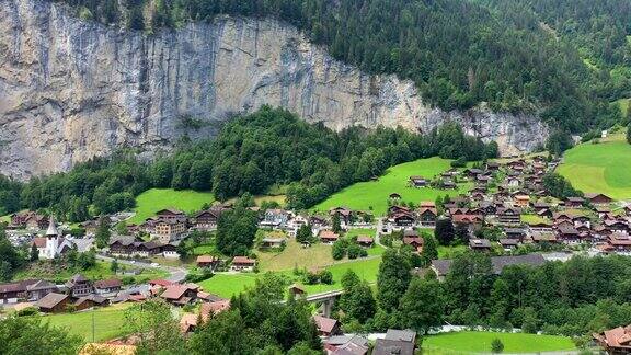 著名的Lauterbrunnen镇和Staubbach瀑布BerneseOberland瑞士欧洲Lauterbrunnen山谷Lauterbrunnen村庄Staubbach瀑布和瑞士阿尔卑斯山的Lauterbrunnen长城