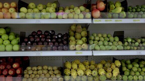 超市冷藏区的新鲜水果