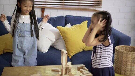 两个小女孩在家里玩积木