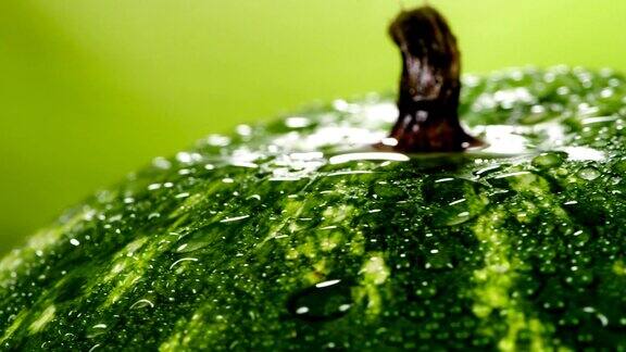 水滴落在西瓜上
