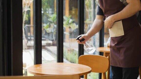 高加索白人摆好椅子开了个咖啡馆然后打扫卫生