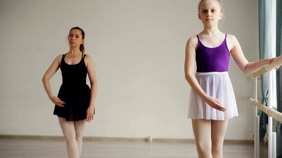 小女孩在专业老师指导下进行芭蕾舞练习