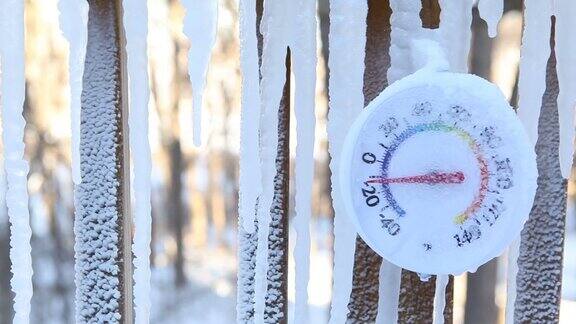 冰柱到室外温度计显示负温度
