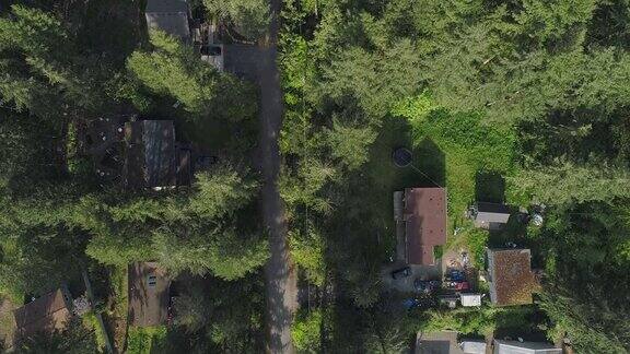 从空中俯瞰美国西北部华盛顿州山区的小镇金条无人机视频与平移摄像机运动