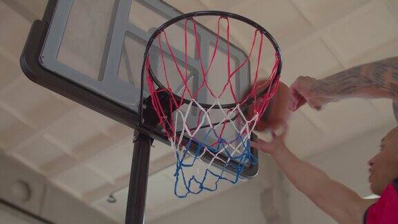 一个篮球球从室内的网里掉了出来