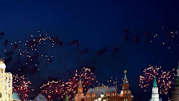 俄罗斯莫斯科克里姆林宫上空的烟花(放大)