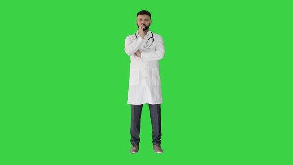 医生站在绿色屏幕上努力思考色度键