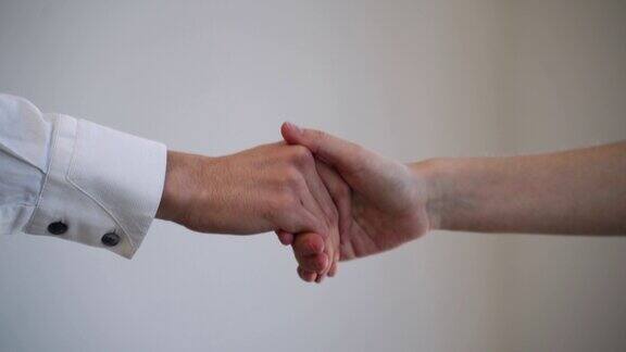 会议成功后商人们互相握手
