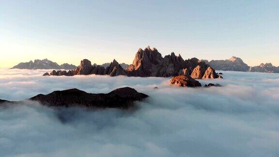 4K超高清航拍意大利阿尔卑斯白云石国家自然公园落基山脉的山峰像浓雾一样风景如画的黎明