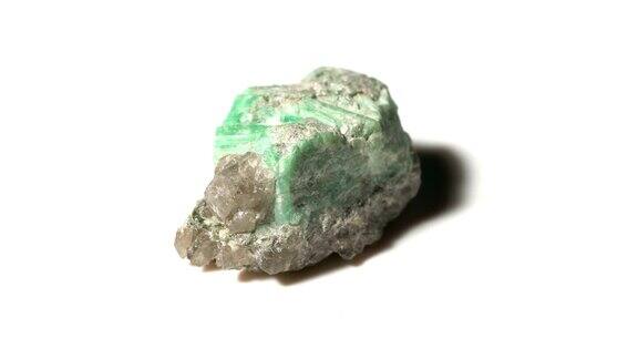 祖母绿矿物石头样品在旋转与白色背景