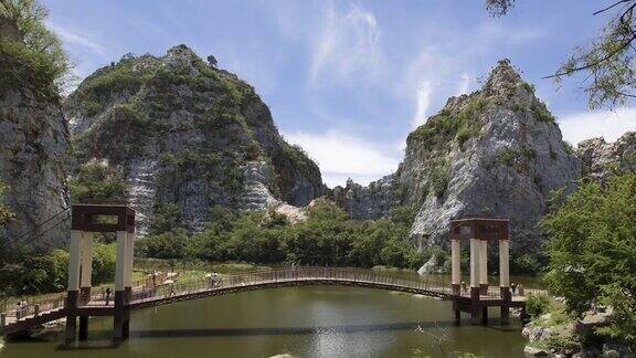 KhaoNgu石头公园是位于泰国Ratchaburi的一系列石灰岩小山;缩小运动