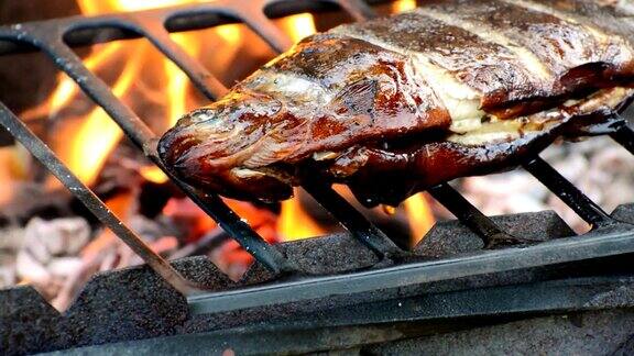 热烤鱼在火上