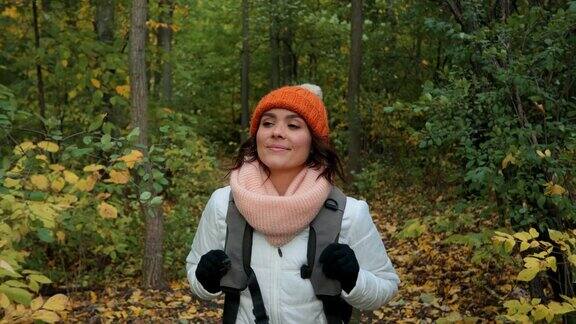 秋天在森林里徒步旅行的年轻女子