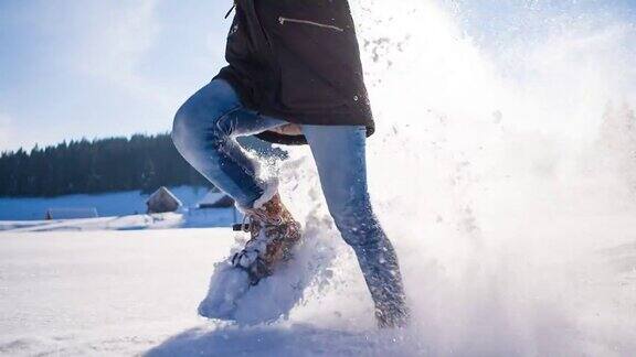 脚上系着雪鞋在刚落下的粉雪上奔跑风景如画