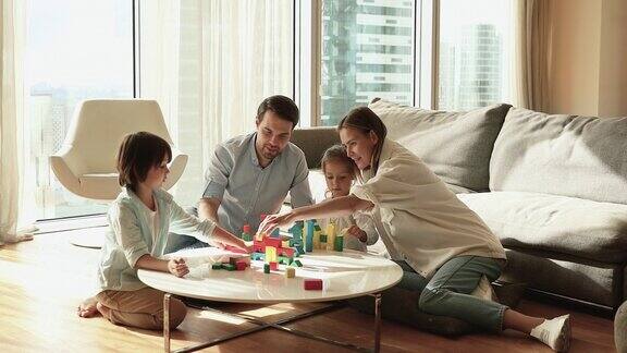 幸福的家庭孩子们在现代家庭玩木制立方体