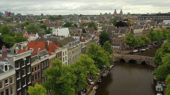 飞越阿姆斯特丹城市景观白天时间运河交通大桥空中全景4k荷兰