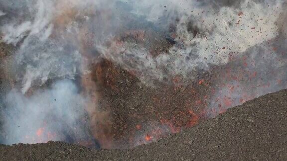 炽热的岩浆、气体、蒸汽和灰烬从活火山火山口喷发出来