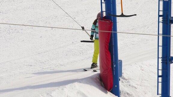 一个乘电梯的业余滑雪女孩