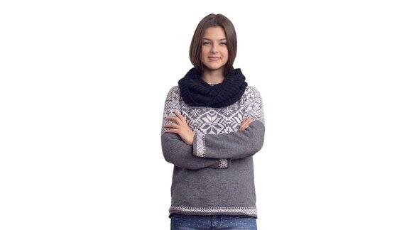 年轻漂亮的女孩穿着冬天的毛衣