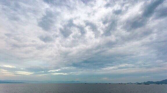 暴风雨来临前湖面上美丽的移动云时间流逝