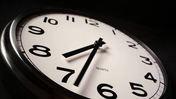 ZOOMIN-一个无品牌的现代时钟在时间上覆盖9个小时