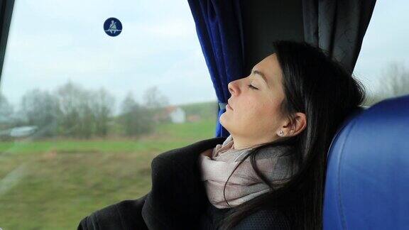 女人在乘公交车时睡着了女孩在公路旅行中睡着了