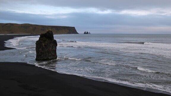 来自冰岛南部维克迪霍莱角的瑞尼斯fjara海洋黑色火山沙滩和岩层