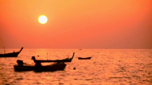 日落海滩上的渔船