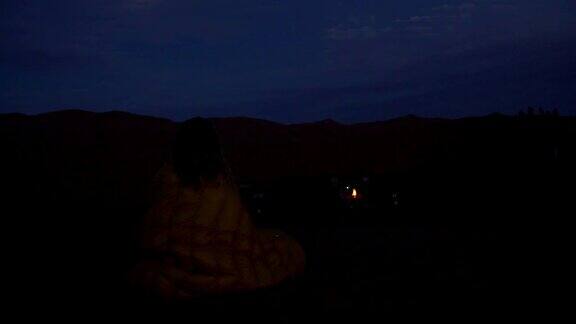 欣赏沙漠的日落寒冷的晚上满月