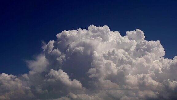 天空中沸腾的云
