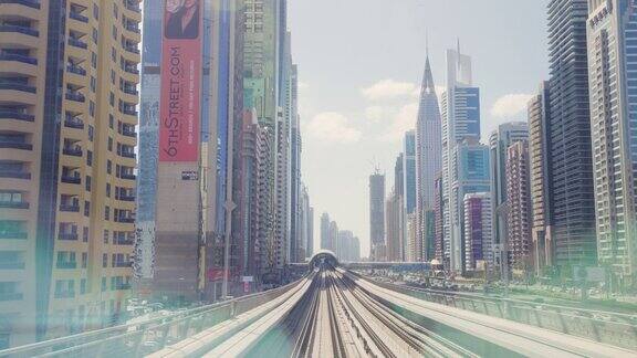 迪拜金融区的摩天大楼和地铁线路