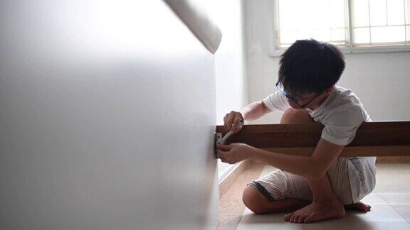 一个亚裔华人家庭搬家儿子组装床架