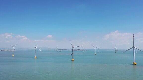 一个阳光明媚的日子里壮观的海上风力发电厂