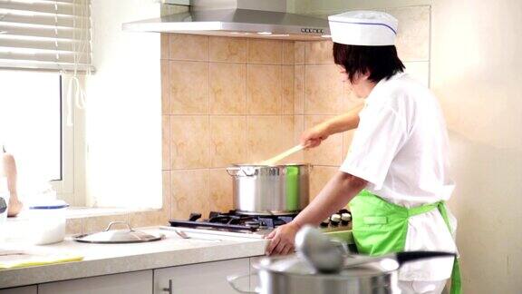 厨师在锅里混合准备食物