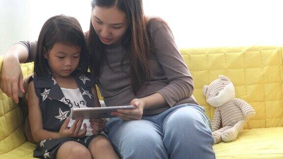 亚洲母亲和婴儿使用平板电脑