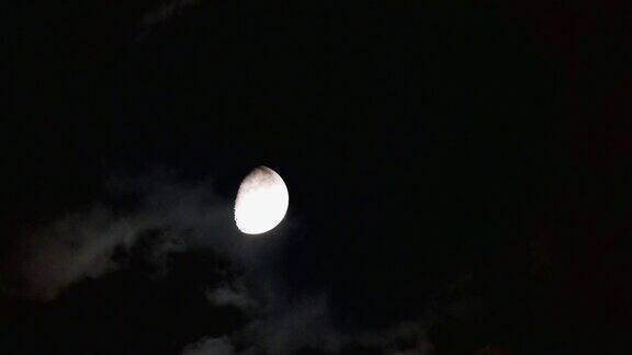 乌云之夜的月亮动云和满月夜晚的月亮和云