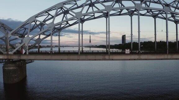 日落时分拉脱维亚里加横跨多加瓦河的铁路桥