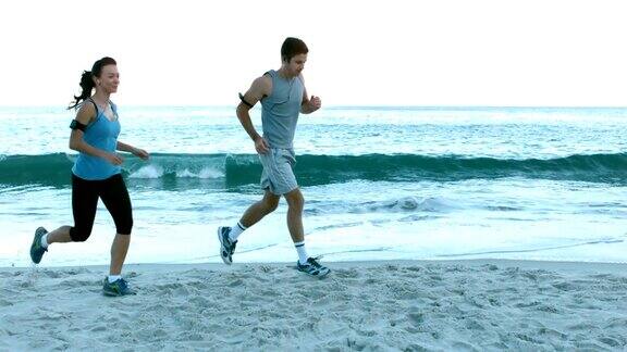 喜欢运动的人在海滩上跑步